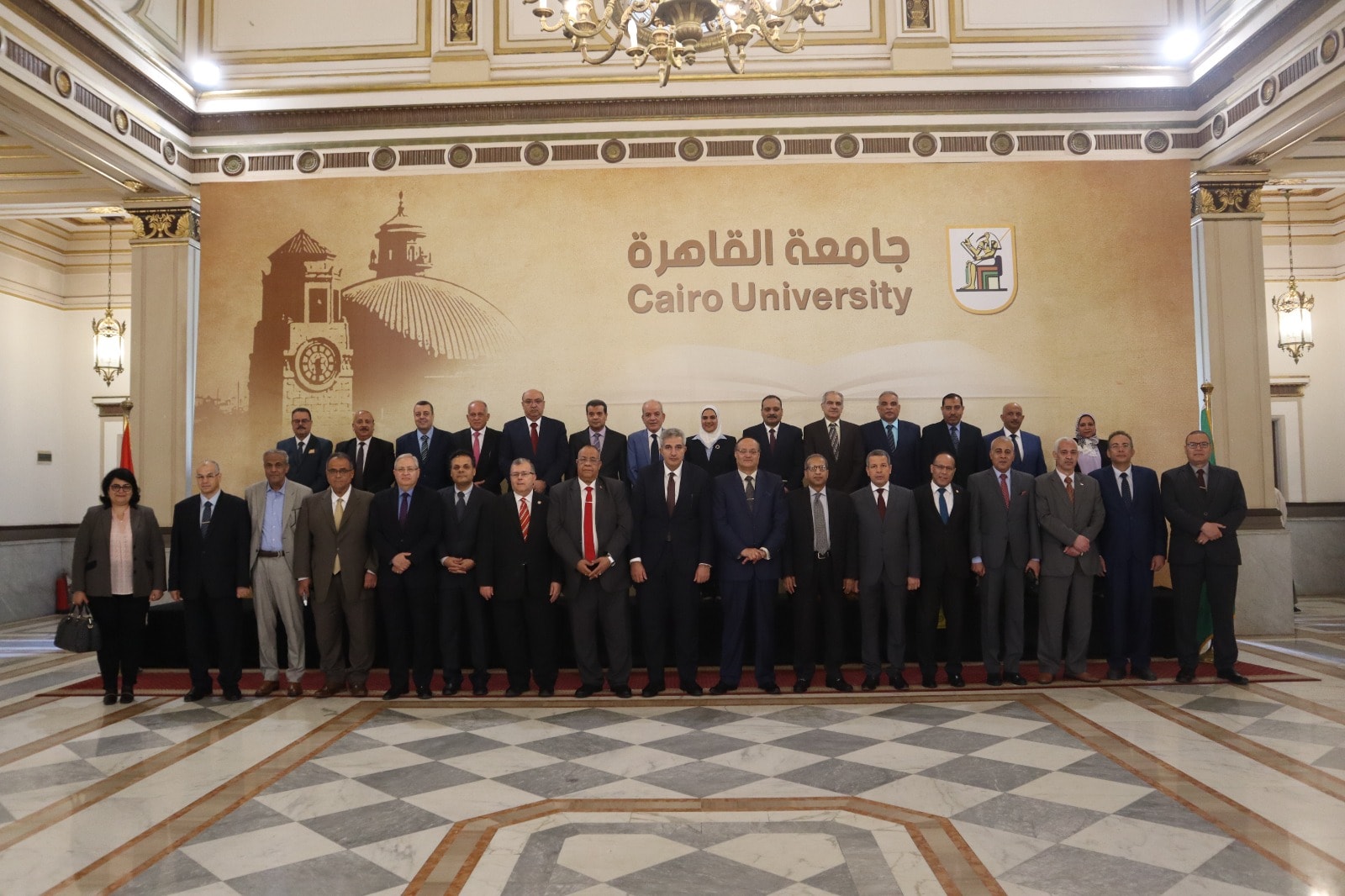 وزير التعليم العالي يستعرض تقريرًا حول اجتماع المجلس الأعلى لشئون التعليم والطلاب برحاب جامعة القاهرة