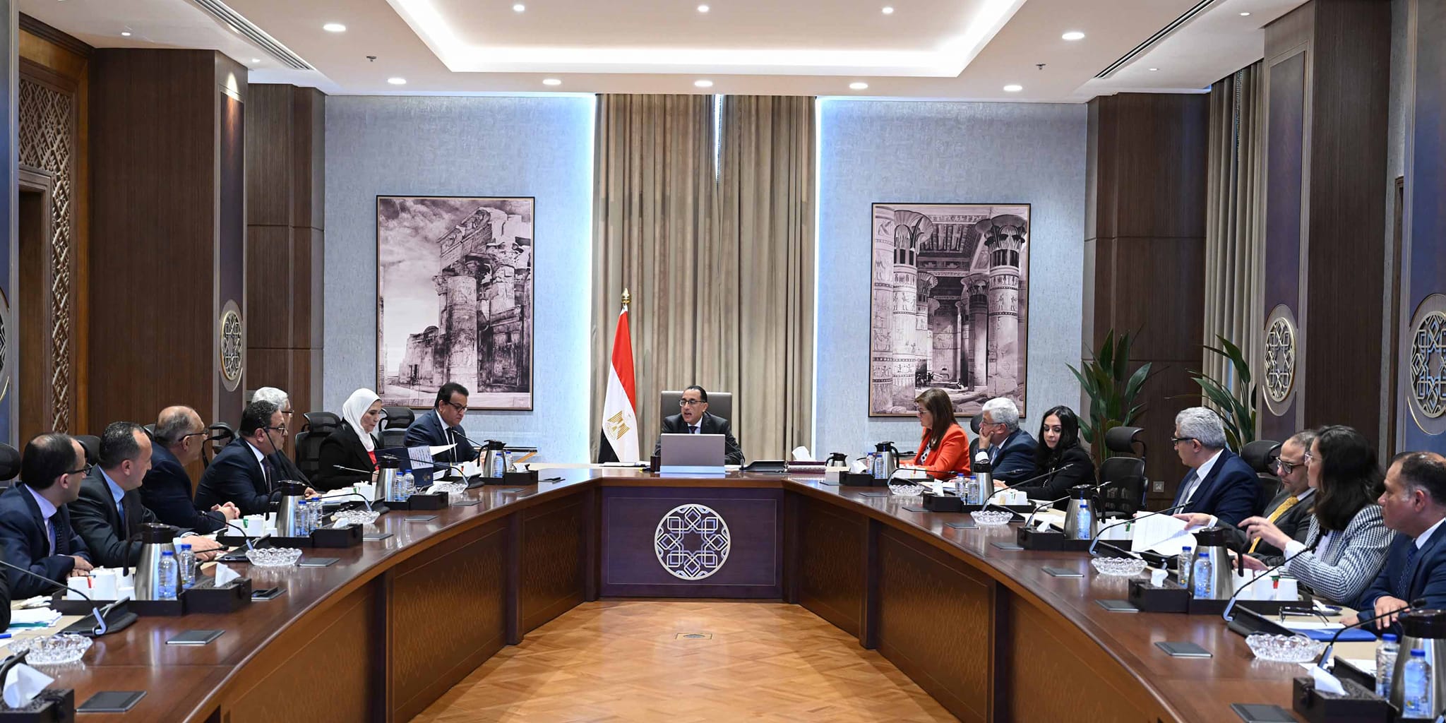 رئيس الوزراء يتابع تنفيذ محاور المشروع القومي لتنمية الأسرة المصرية بحضور وزير التعليم العالي والبحث العلمي وأمين عام المجلس الأعلى للجامعات