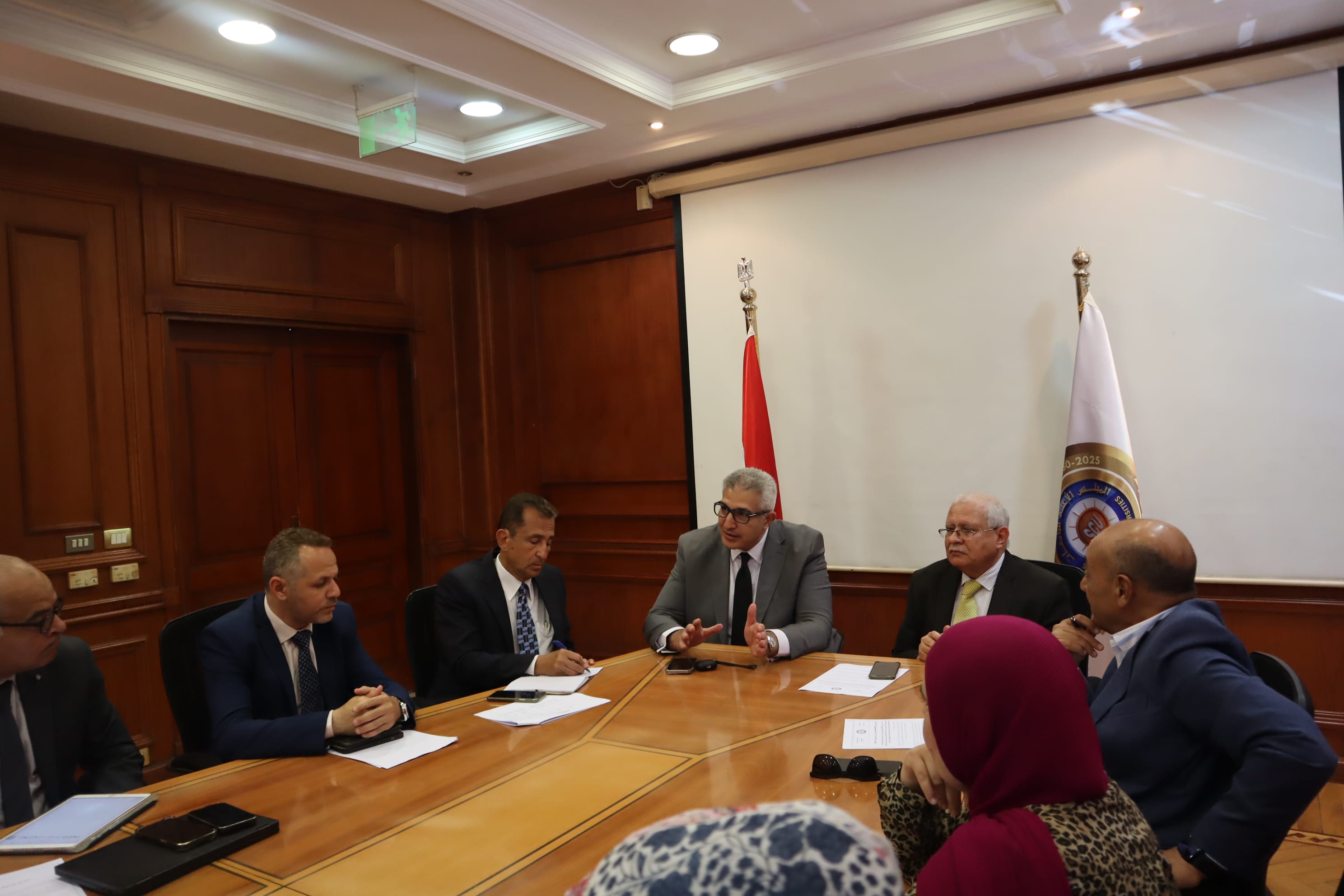 بحضور أمين عام المجلس الأعلى للجامعات عُقد اجتماع اللجنة التوجيهية (Steering Committee) لمشروع كفاءة الطاقة بالجامعات المصرية بمقر أمانة المجلس الأعلى للجامعات .