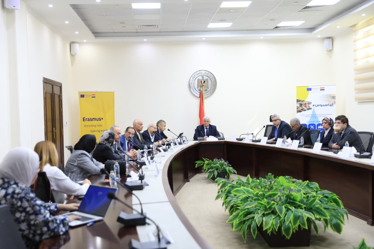 وزير التعليم العالي يعقد اجتماعًا مع مجموعة خبراء تطوير التعليم العالي ضمن برنامج الاتحاد الأوروبي “إيراسموس” لتعزيز آفاق التعاون الدولي بحضور أمين المجلس الأعلى للجامعات