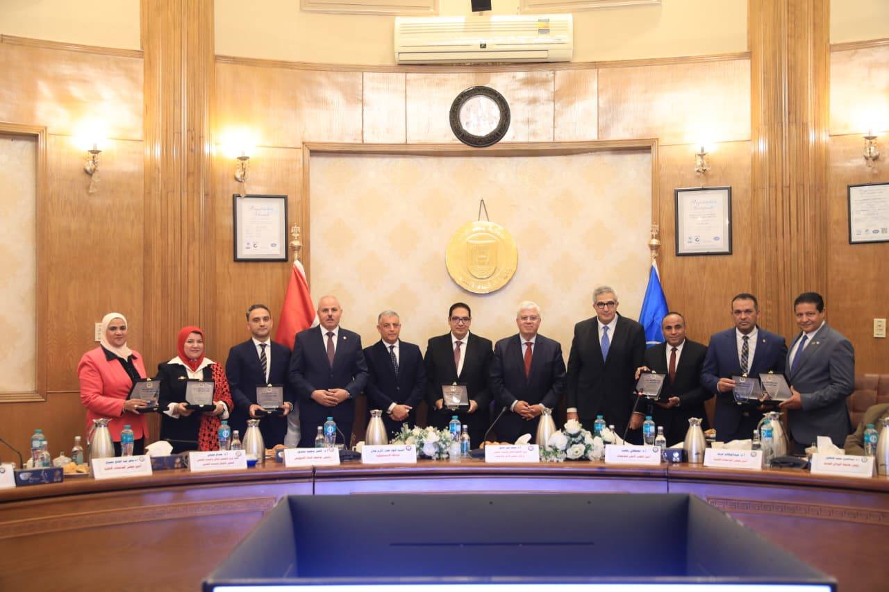 وزير التعليم العالي يكرم الجامعات الفائزة بمسابقة أفضل جامعة صديقة للبيئة للعام الجامعي 2024/2025 بحضور أمين المجلس الأعلى للجامعات