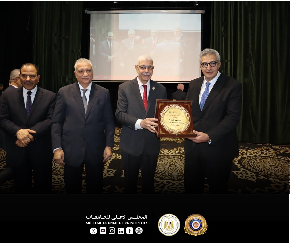 أمين المجلس الأعلى للجامعات ورئيس جامعة المنوفية يتفقدان معرض المشروعات الحرفية في مؤتمر “الابتكار المستدام”