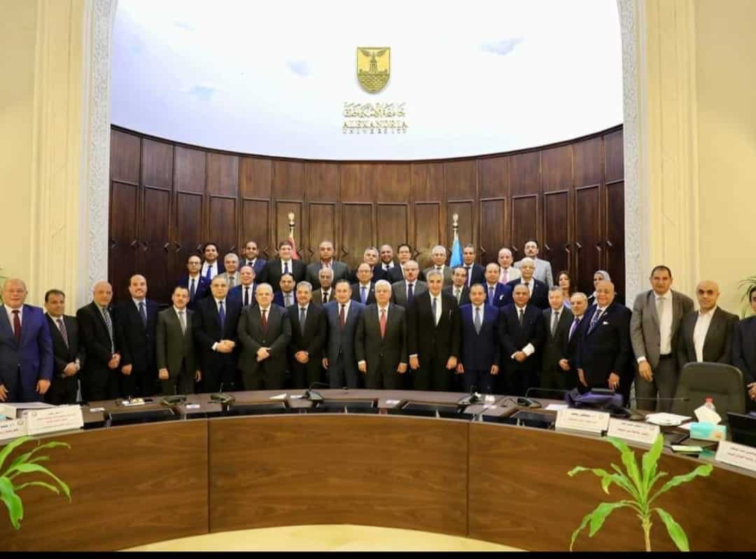 بمشاركه أمين عام المجلس الأعلى للجامعات وزير التعليم العالي يرأس اجتماع المجلس الأعلى للجامعات بجامعة الإسكندرية