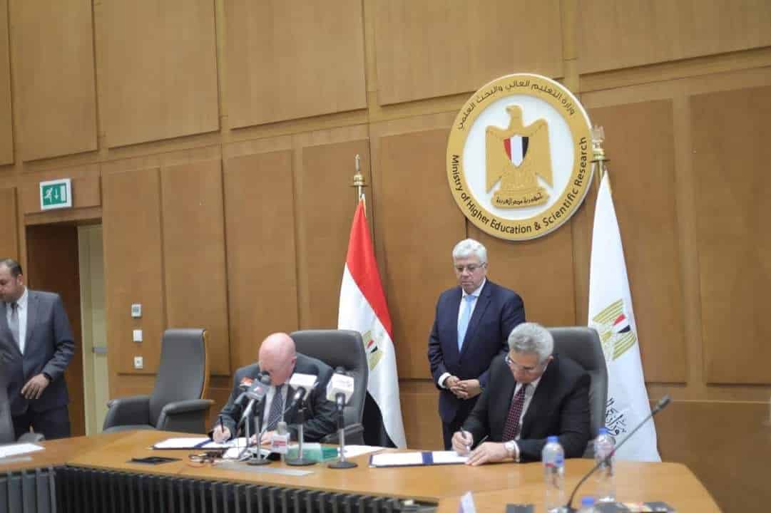 وزير التعليم العالي والبحث العلمي يشهد توقيع أمين عام المجلس الأعلى للجامعات على اتفاقية بين  وزارة التعليم العالي والبحث العلمي والكلية الملكية للجراحين . وذلك ممثلا عن وزارة التعليم العالي والبحث العلمي.