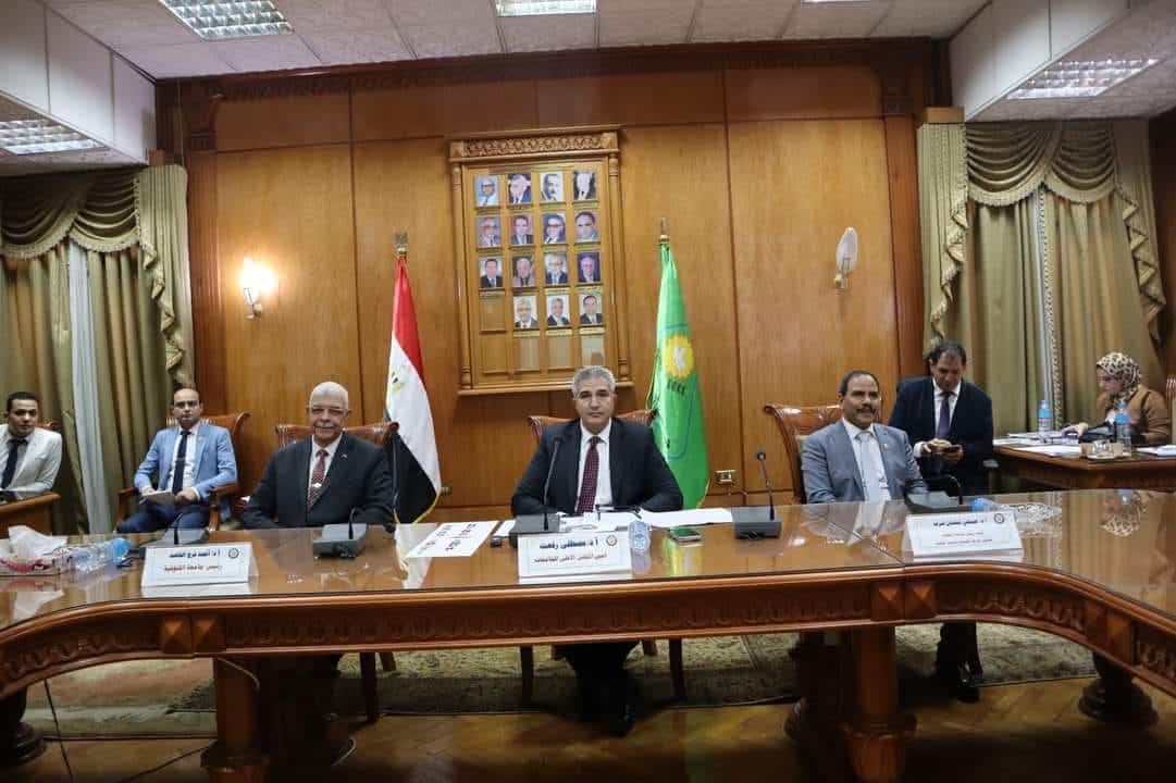 وزير التعليم العالي يستعرض تقريرًا مقدمًا من أمين عام المجلس الأعلى للجامعات حول الاجتماع الدوري للمجلس الأعلى لشئون خدمة المجتمع وتنمية البيئة