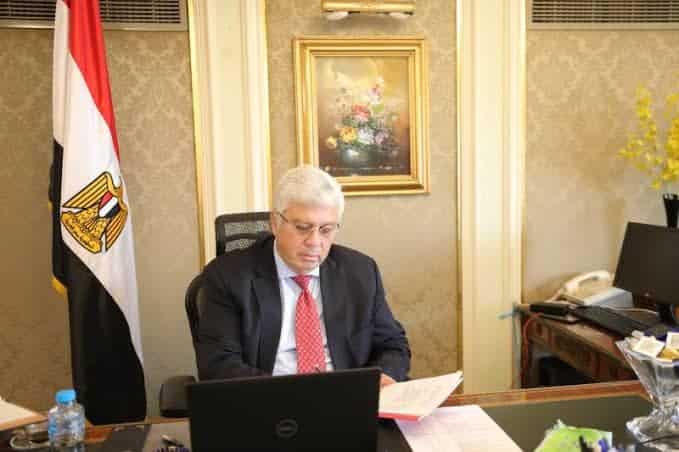 وزير التعليم العالي والبحث العلمي يستعرض تقريرًا مقدمًا من أمين عام المجلس الأعلى للجامعات حول الأداء الرقمي في عمل أمانة المجلس الأعلى  للجامعات.