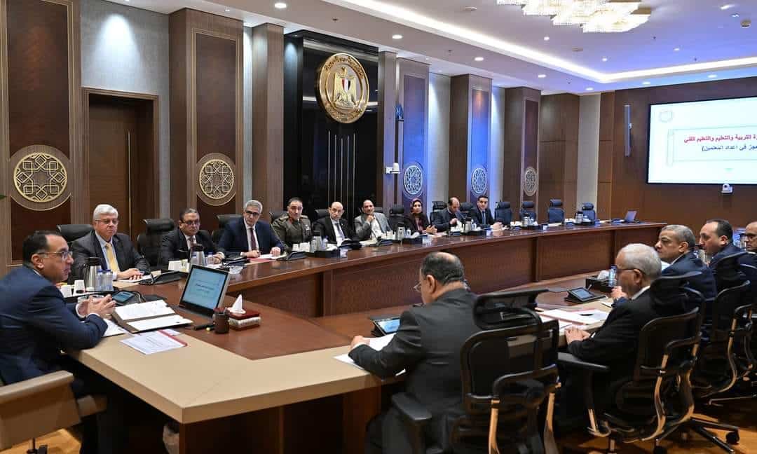 بحضور وزير التعليم العالي والبحث العلمي و أمين عام المجلس الأعلى للجامعات، رئيس الوزراء يُتابع إجراءات سد العجز النسبي في أعداد المُعلمين على مستوى الجمهورية، ويؤكد على اهتمام الحكومة بقطاعي التعليم والصحة وتوفير التمويل اللازم لذلك.