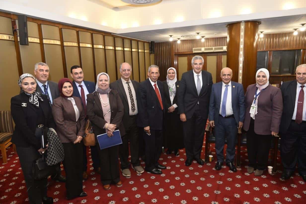 تحت رعاية وزير التعليم العالي والبحث العلمي وبمشاركة أمين عام المجلس الأعلى للجامعات عقدت جلسة استماع وحوار عن جهود قطاع الدراسات التربوية لتطوير كليات التربية بمقر مجلس النواب