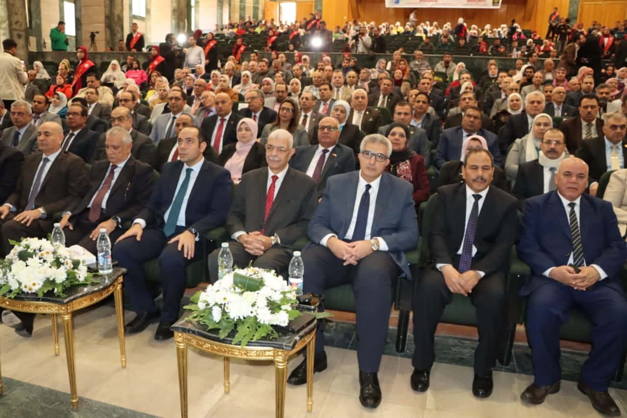 أمين عام المجلس الأعلى للجامعات ورئيس جامعة المنوفية يشهدان افتتاح المؤتمر السنوي الثالث لقطاع خدمة المجتمع بالجامعة.