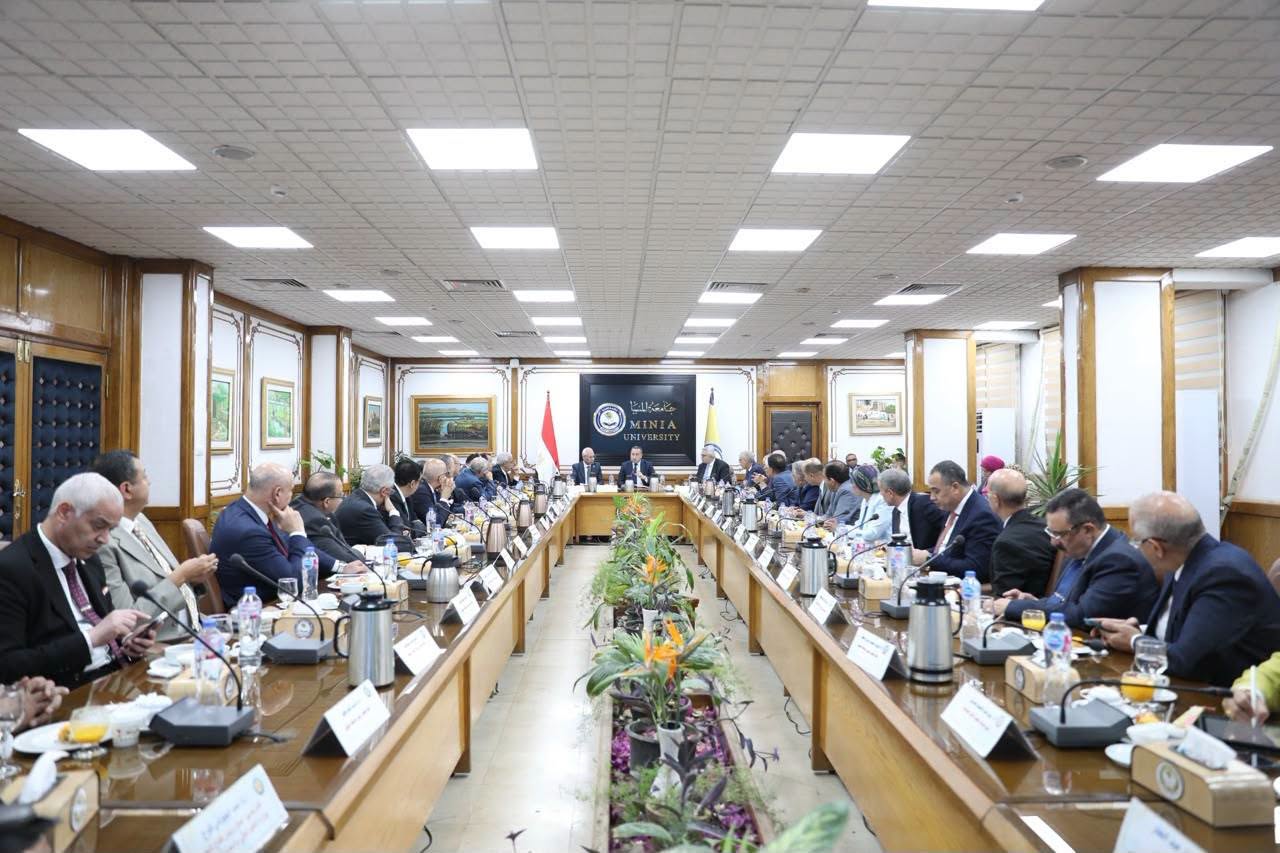 وزير التعليم العالي والقائم بعمل وزير الثقافة يترأس اجتماع المجلس الأعلى للجامعات بحضور أمين المجلس الأعلى للجامعات برحاب جامعة المنيا
